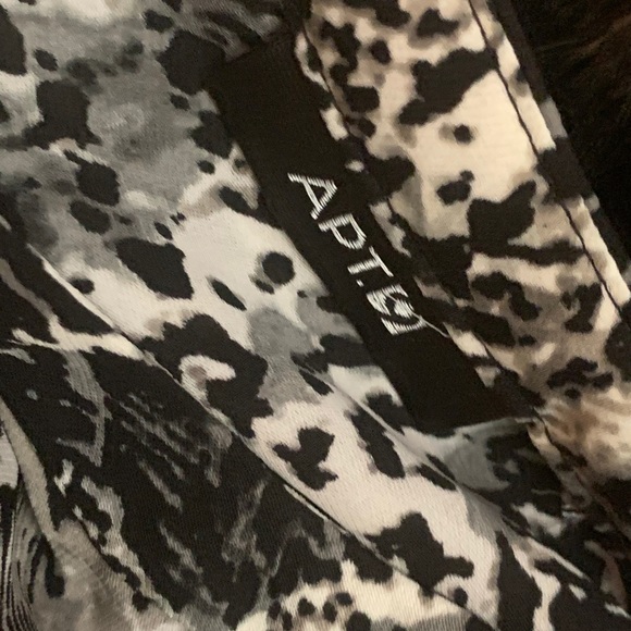 Black & White Snake Print Front Zipper Blouse - Picture 6 of 16